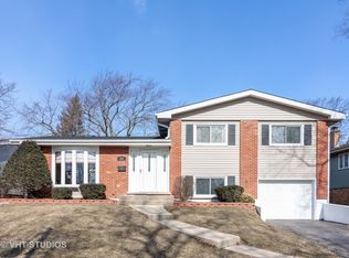 864 Hawthorne Cir, Lombard, IL 60148