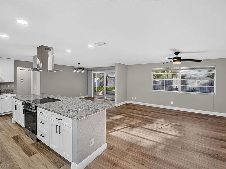 791 Lindenwood Cir E — Photo 2