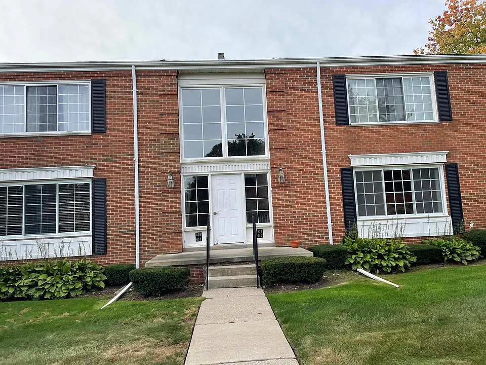 640 E Fox Hills Dr #100