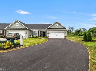 660 Cypress Dr #27, Hanover, PA 17331