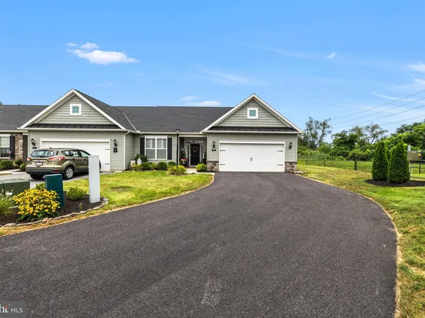 660 Cypress Dr #27, Hanover, PA 17331