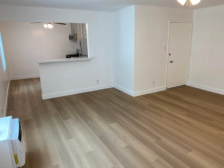 Sussex House Apartments — Photo 7