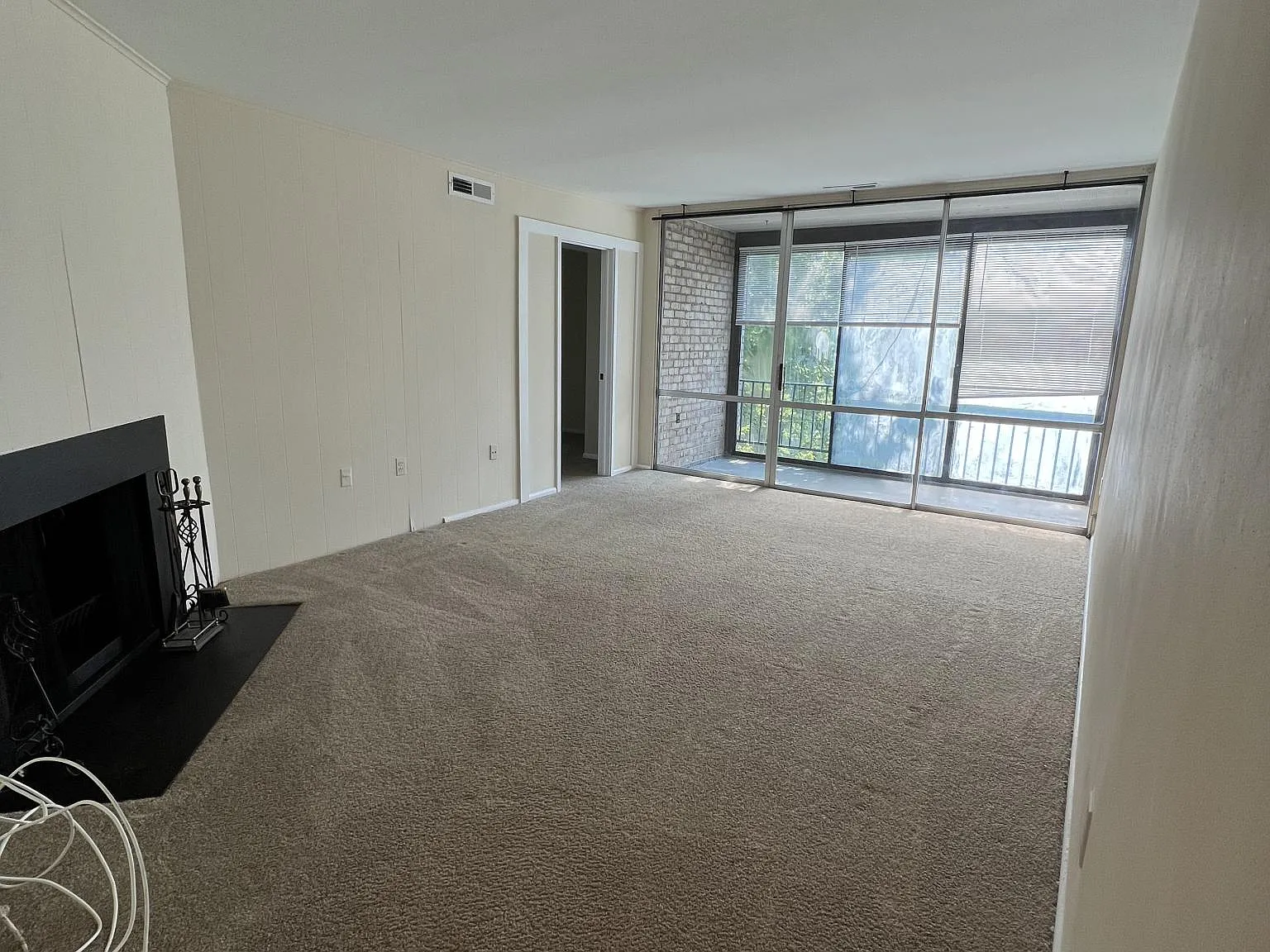 3 bed, 1042 sqft, $2,350 — Photo 3