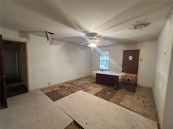 5th image of 300 S Elm Ave