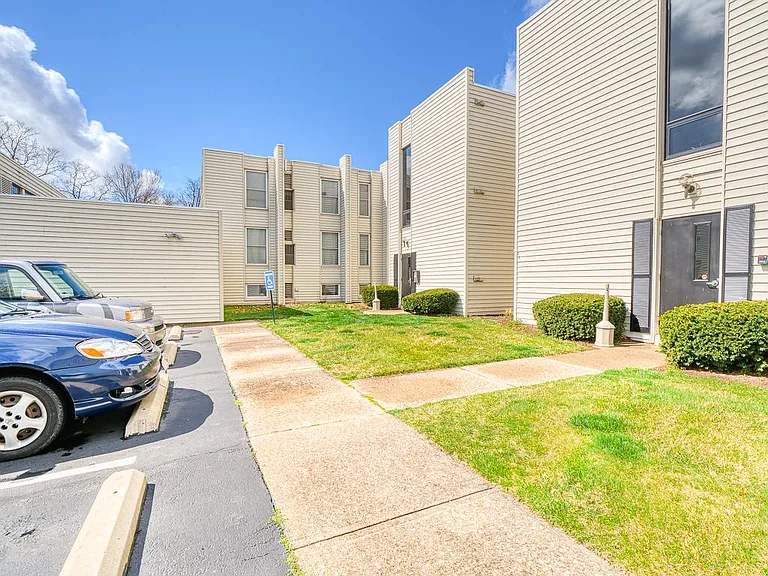 1675 Cedarwood Dr #B — Photo 2