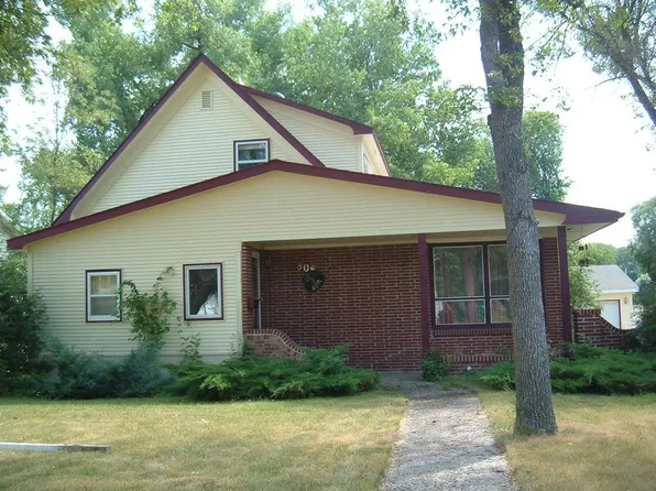806 N 25th St, Grand Forks, ND 58203