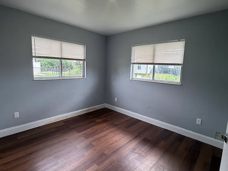 138 Gordon Ave S — Photo 3