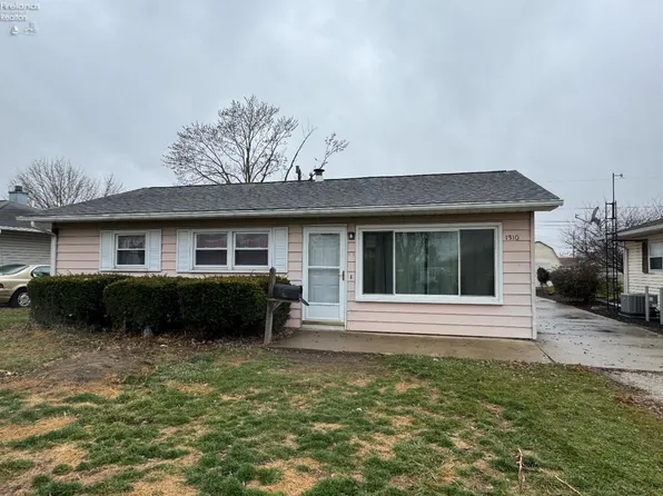1310 Elmhurst Ln, Fremont, OH 43420