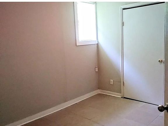 4th image of 1008 Walk Rd