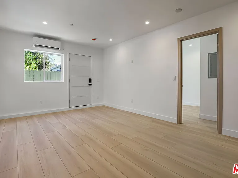11010 Hortense St #1/4 — Photo 7