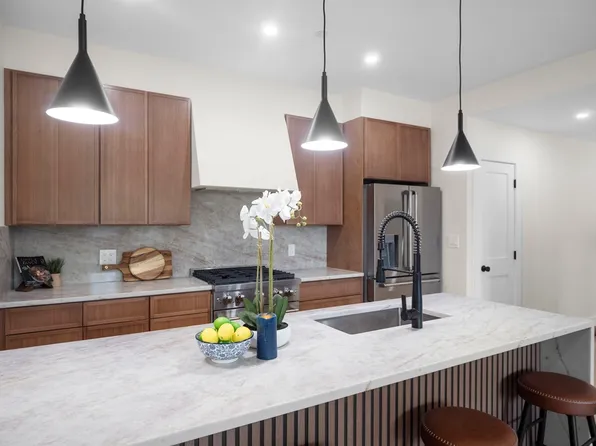 106-108 Bunker Hill St #1, Charlestown, MA 02129