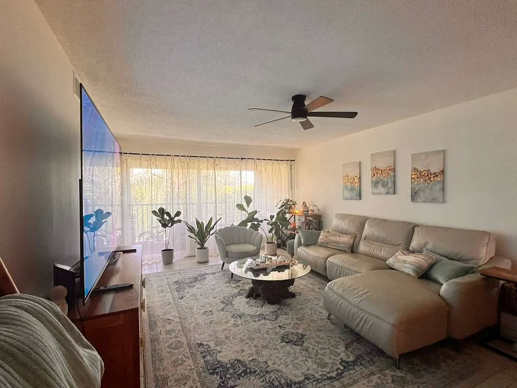 118 Palm Dr — Photo 3