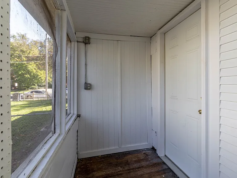 1405 Windsor St — Photo 5