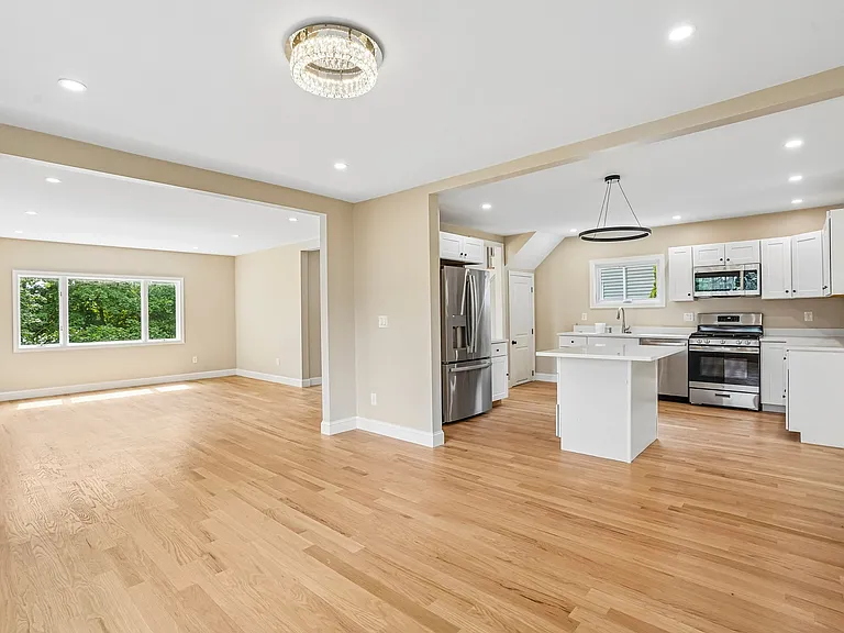 559 Winthrop St — Photo 6
