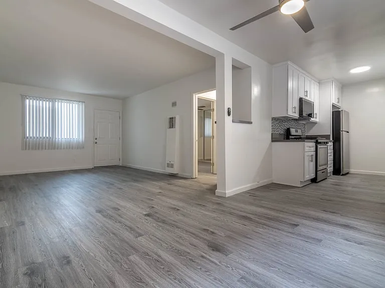 4854-4860 Hazeltine Apartments — Photo 5