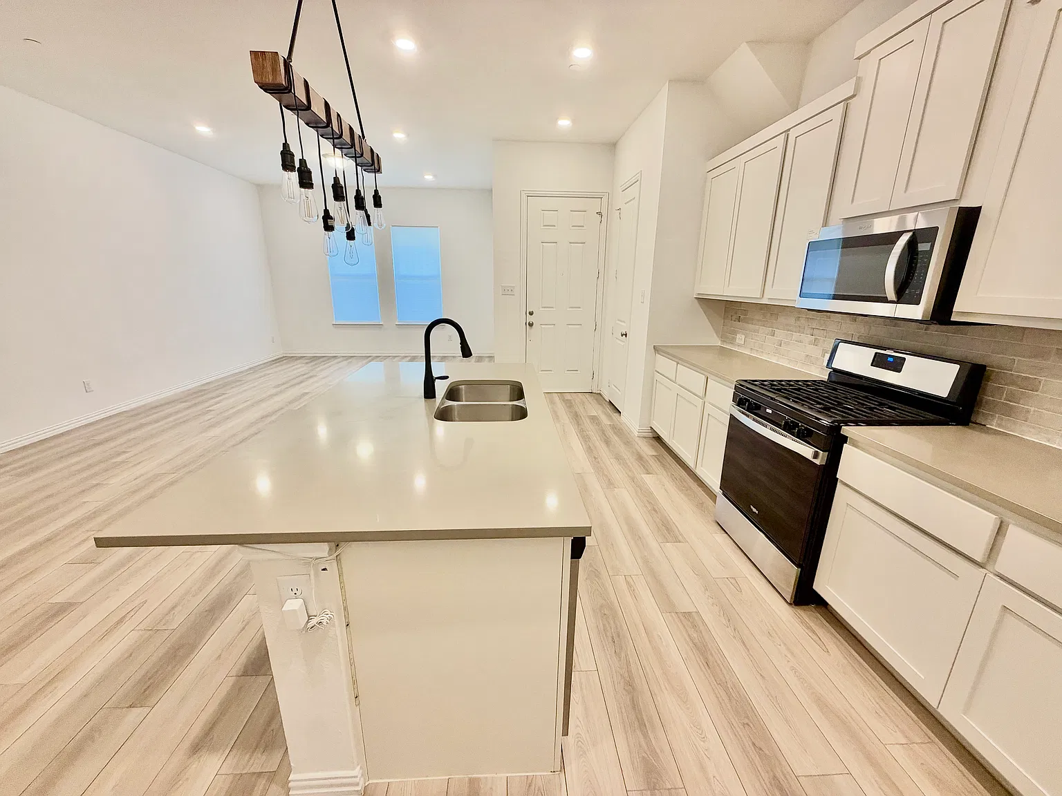 3 bed, 2.5 bath, 1950 sqft, $2,550 — Photo 2