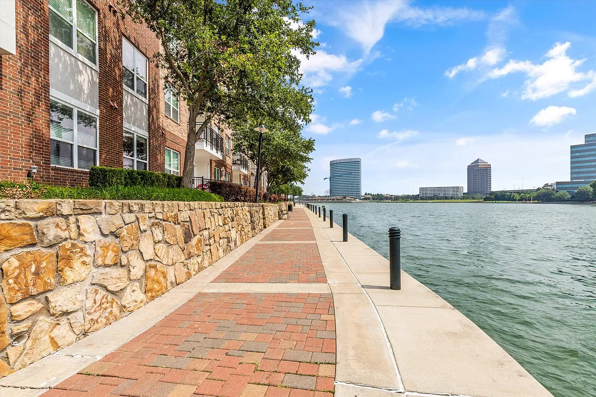 Building Photo - Lakeside Urban Center