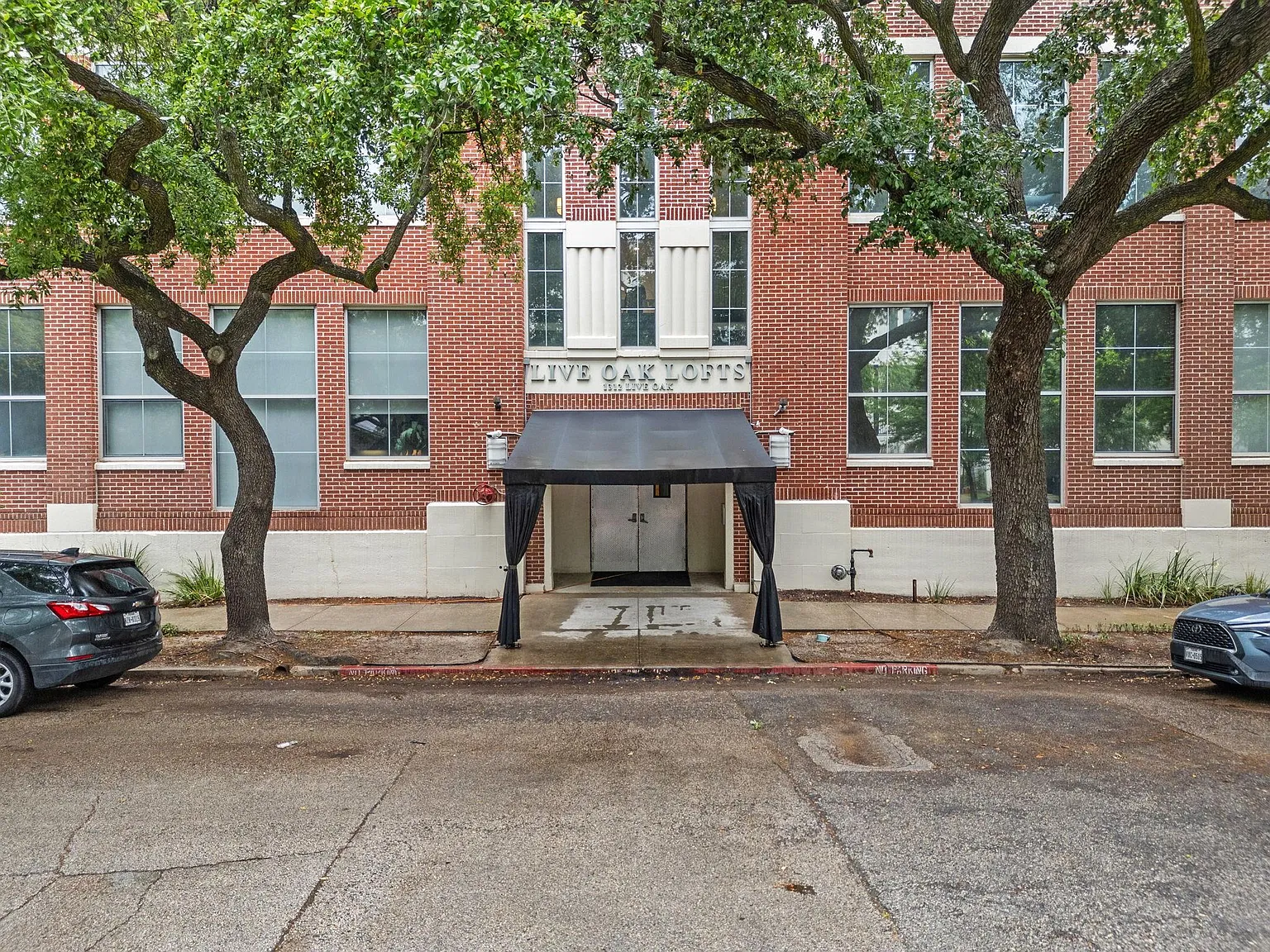 2 bed, 2.0 bath, 1600 sqft, $3,000 — Photo 2