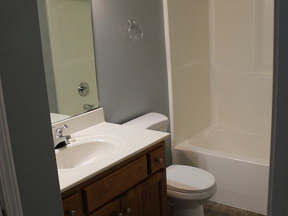 Full bath combo tub/shower.