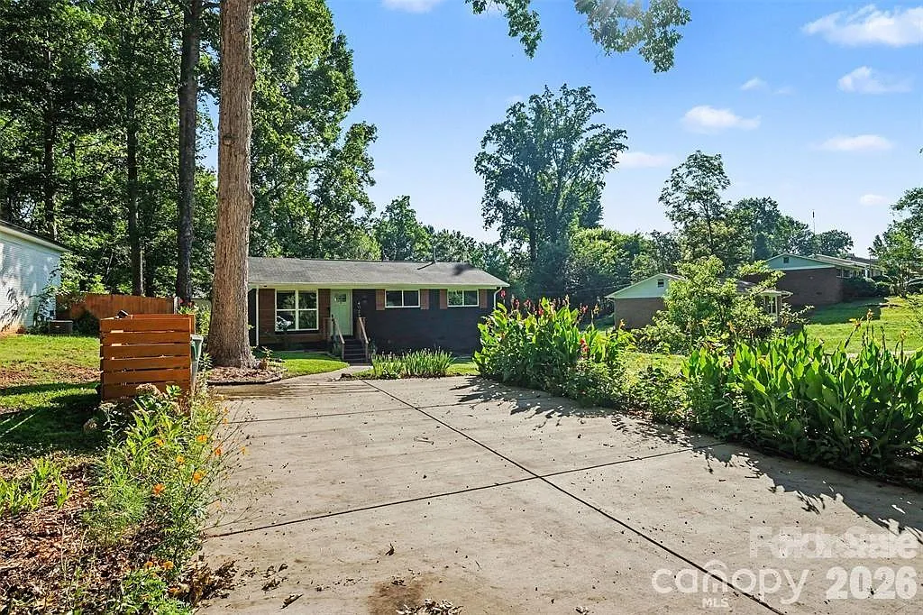 3 bed, 1.0 bath, 1000 sqft, $1,800 — Photo 2