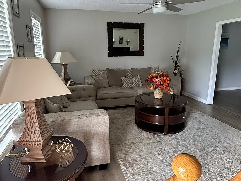 4 Country Manor Dr — Photo 2