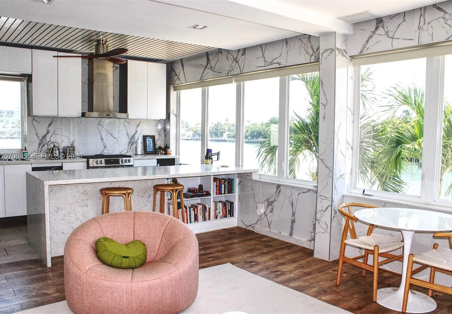 The Esquire House Of M B — Photo 1