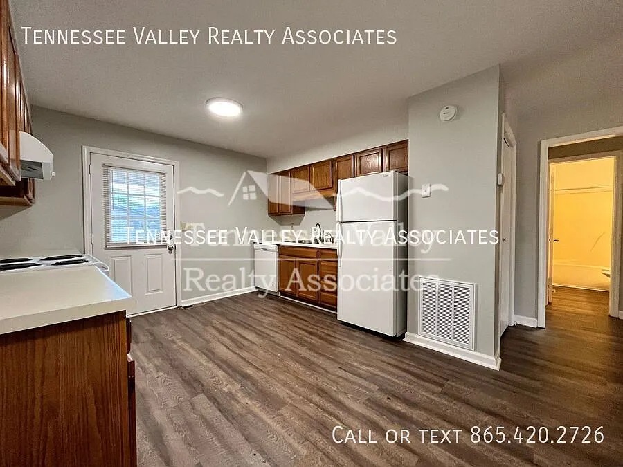 Move In Ready! 2 Bed/1 Bath Duplex In The Heart Of Lenoir City! — Photo 4