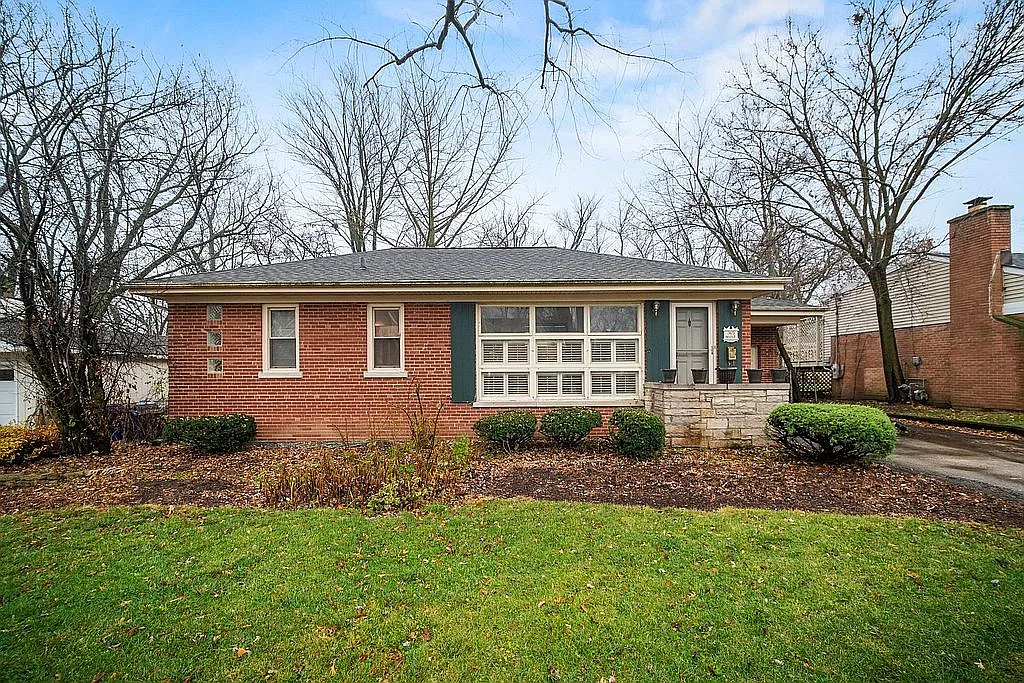 369 Maple St photo 1