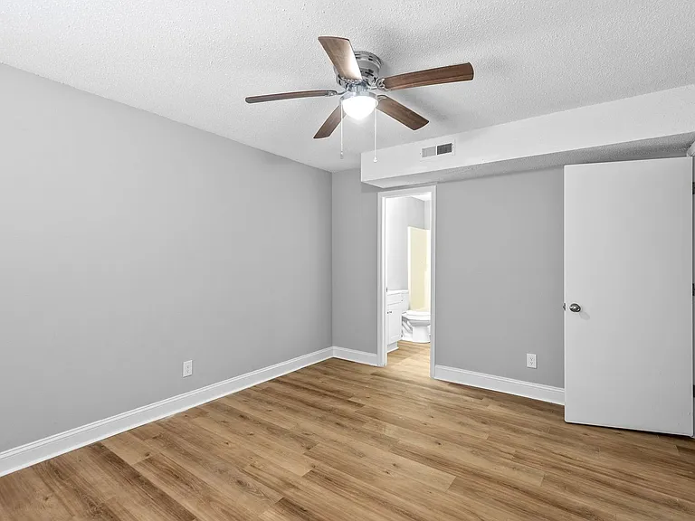 Pineview Apartments — Photo 32