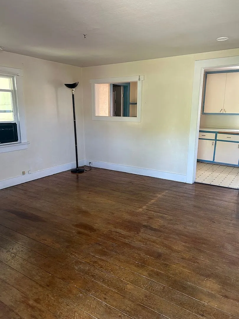 Charming 2-Bedroom Home with Spacious Yard — Photo 4