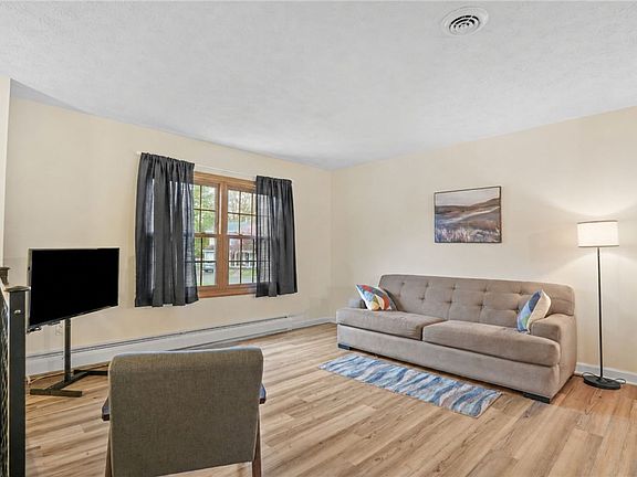 4th image of 12 Dogwood Ln