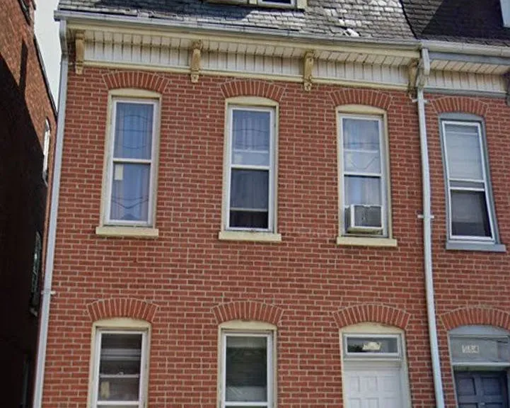 582 W King St — Photo 1