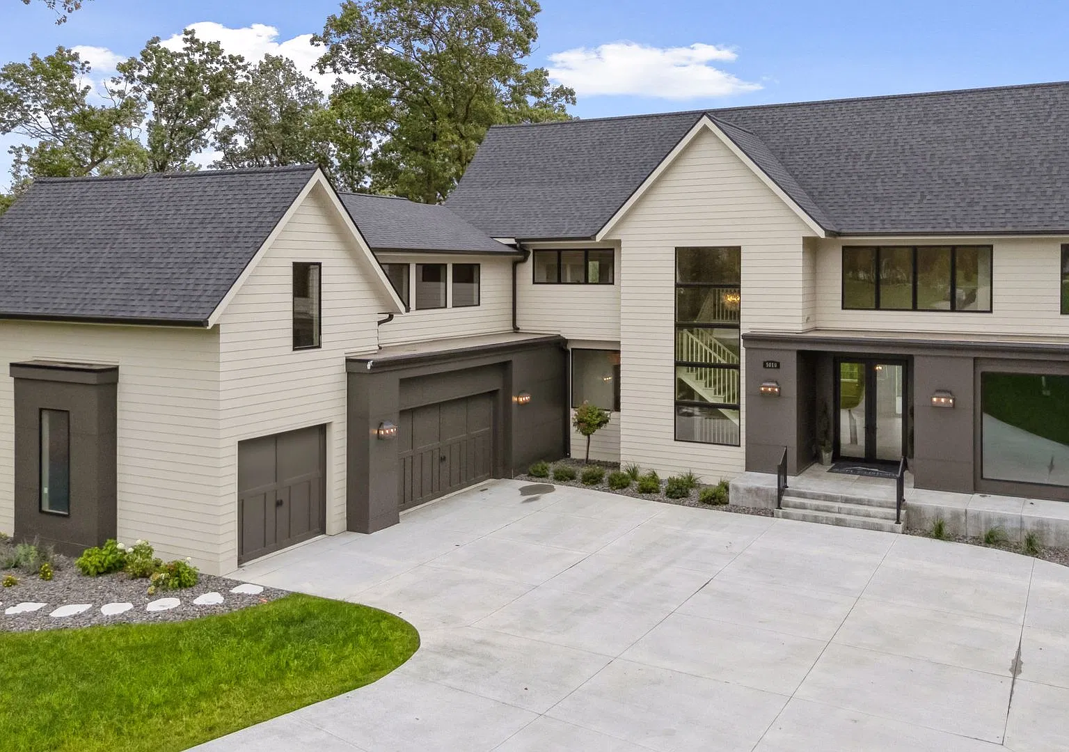 5 bed, 4.5 bath, 6499 sqft, $10,000 — Photo 2