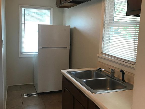 5th image of 801 N Cedar Ave