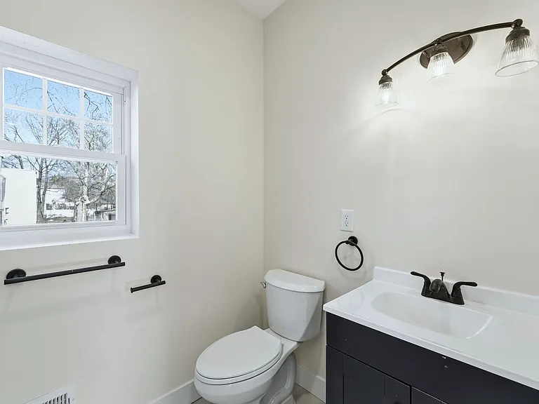 392 S 19th St #3 — Photo 8