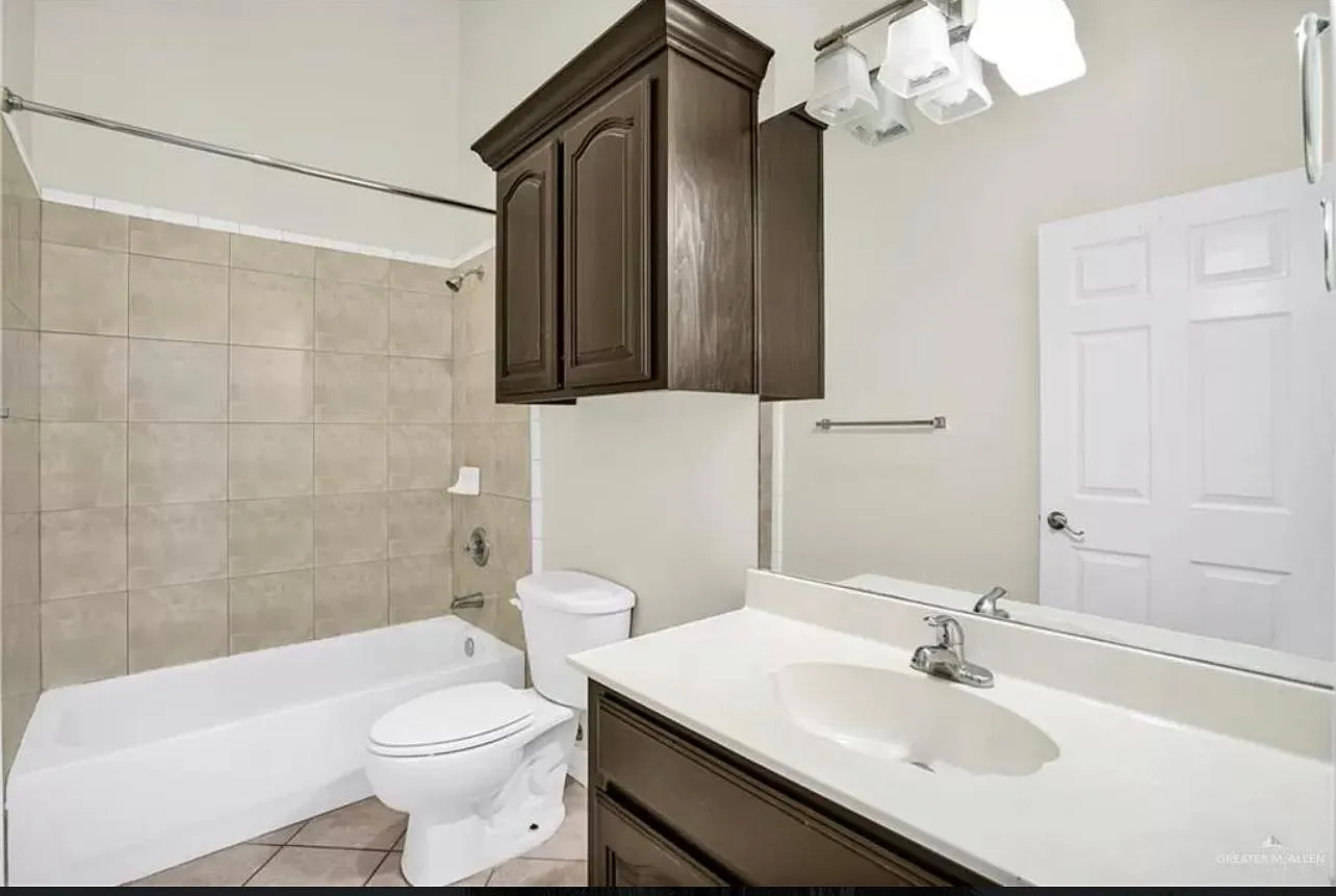 3 bed, 2275 sqft, $2,400 — Photo 3