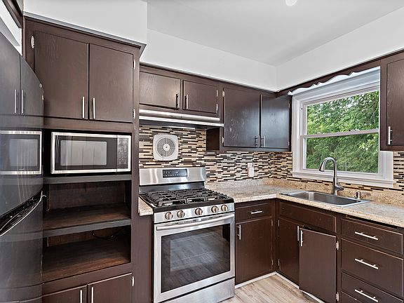 3rd image of 12 Stanchak Ct #1