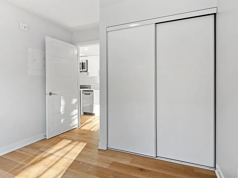 689 Churchill Ave N #204 — Photo 14