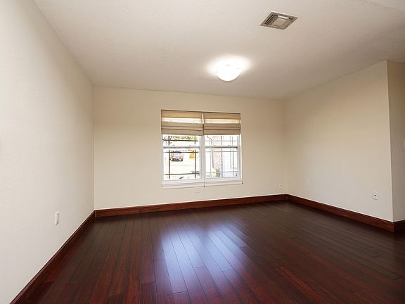 5th image of 410 Green Oak Ln