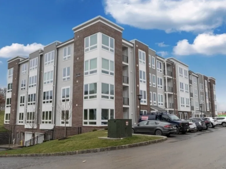 2 Vanderbilt Blvd #109 — Photo 2