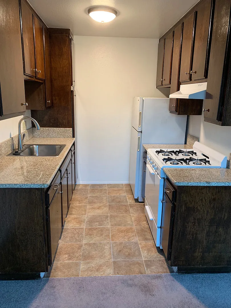 Perfect 2BD/1BA Ocean Beach Apartment! Only 2 Blocks to the Ocean - $2,695/mo! — Photo 4