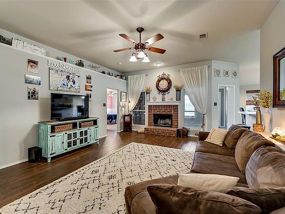 5th image of 1724 Meadowlark Ln
