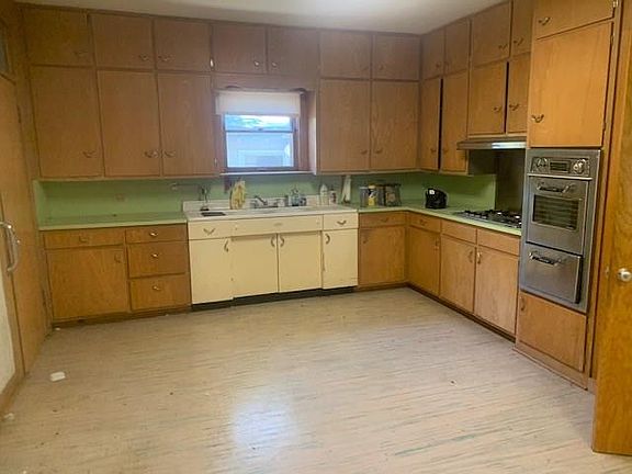 3rd image of 607 N Railroad Ave