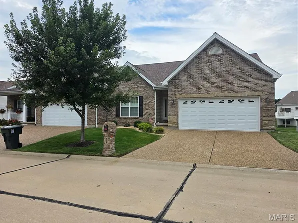 253 Strayhorn Dr, Saint Peters, MO 63376