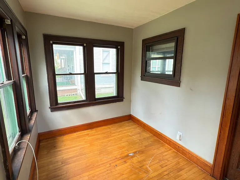 2614 Dupont Ave N — Photo 3