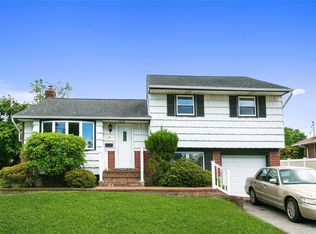 8 Deb St, Plainview, NY 11803