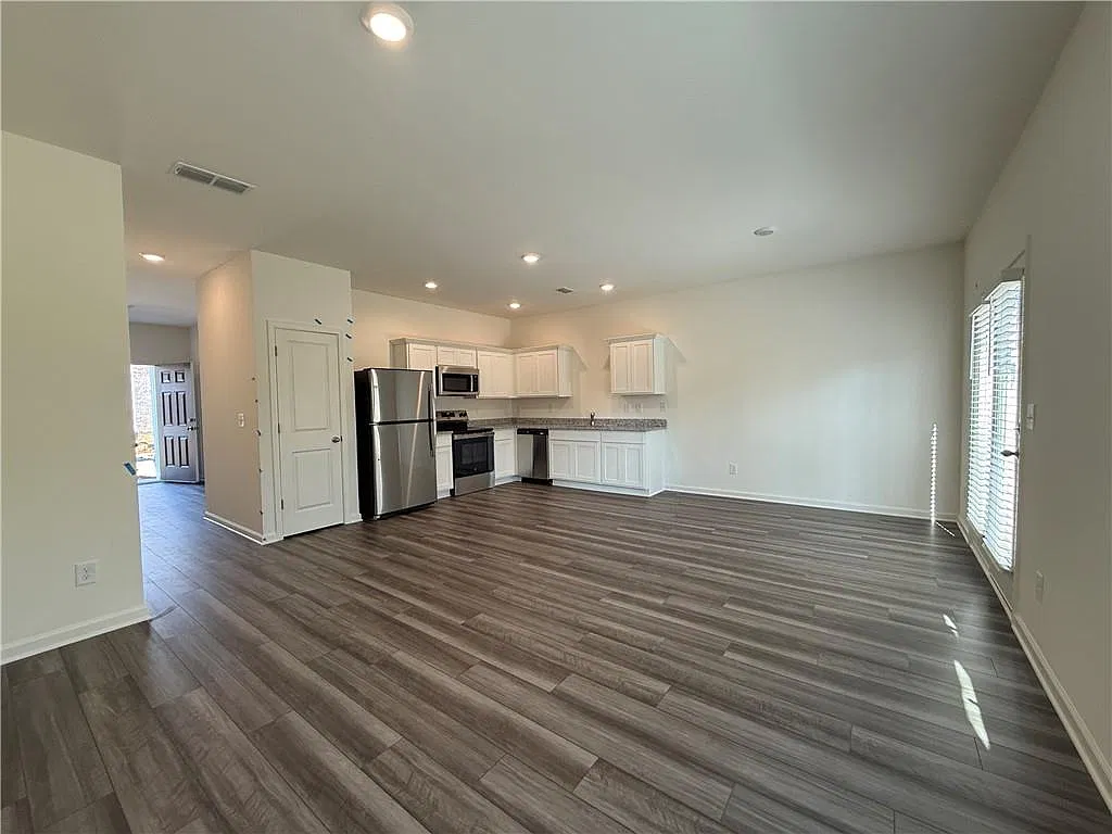 3 bed, 2.5 bath, 1421 sqft, $2,100 — Photo 4