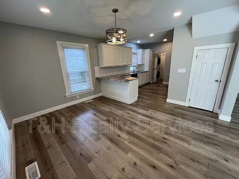6155 Broadway St — Photo 5