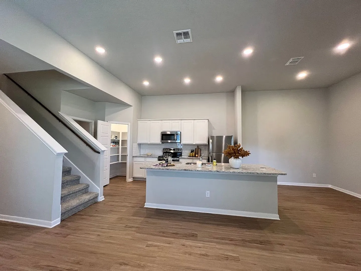 Large newly constructed luxury townhome — Photo 3
