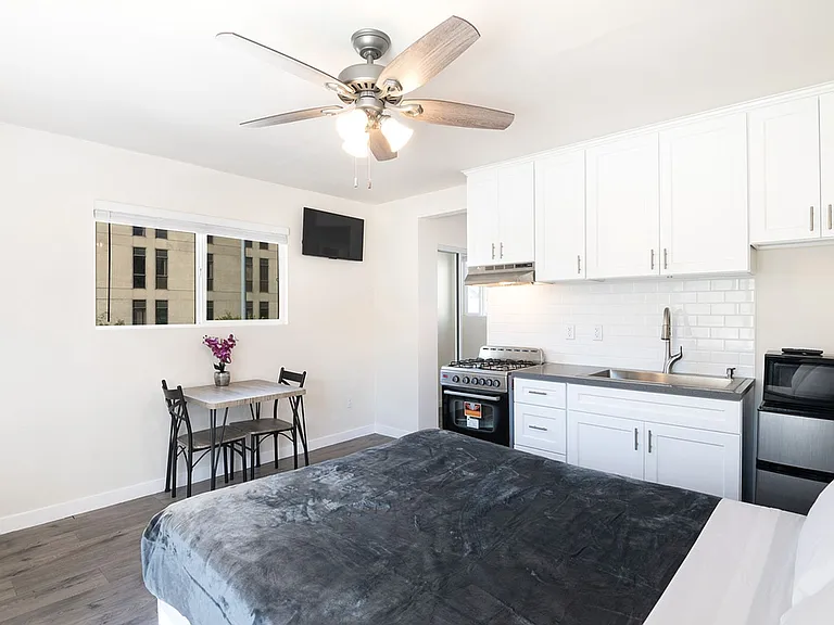 Royal Viking Apartments — Photo 40